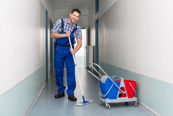 You are currently viewing O papel da limpeza profissional na conservação do espaço de trabalho